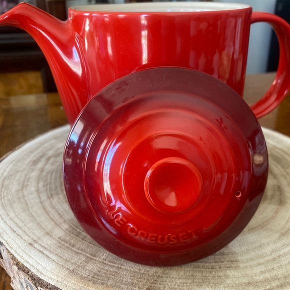 Cherry Le Creuset Grande 1.3 Liter Tea Pot - Picture 1 of 4